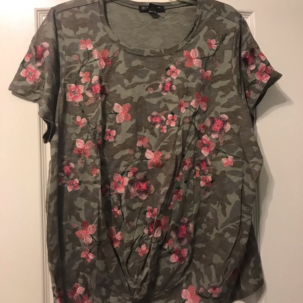 Floral T-shirt with gather at the bottom